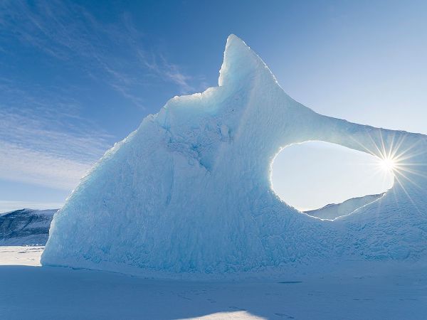 Zwick, Martin 아티스트의 Iceberg frozen into the sea ice of the Uummannaq fjord system during winter-Greenland-Danish Territ작품입니다.